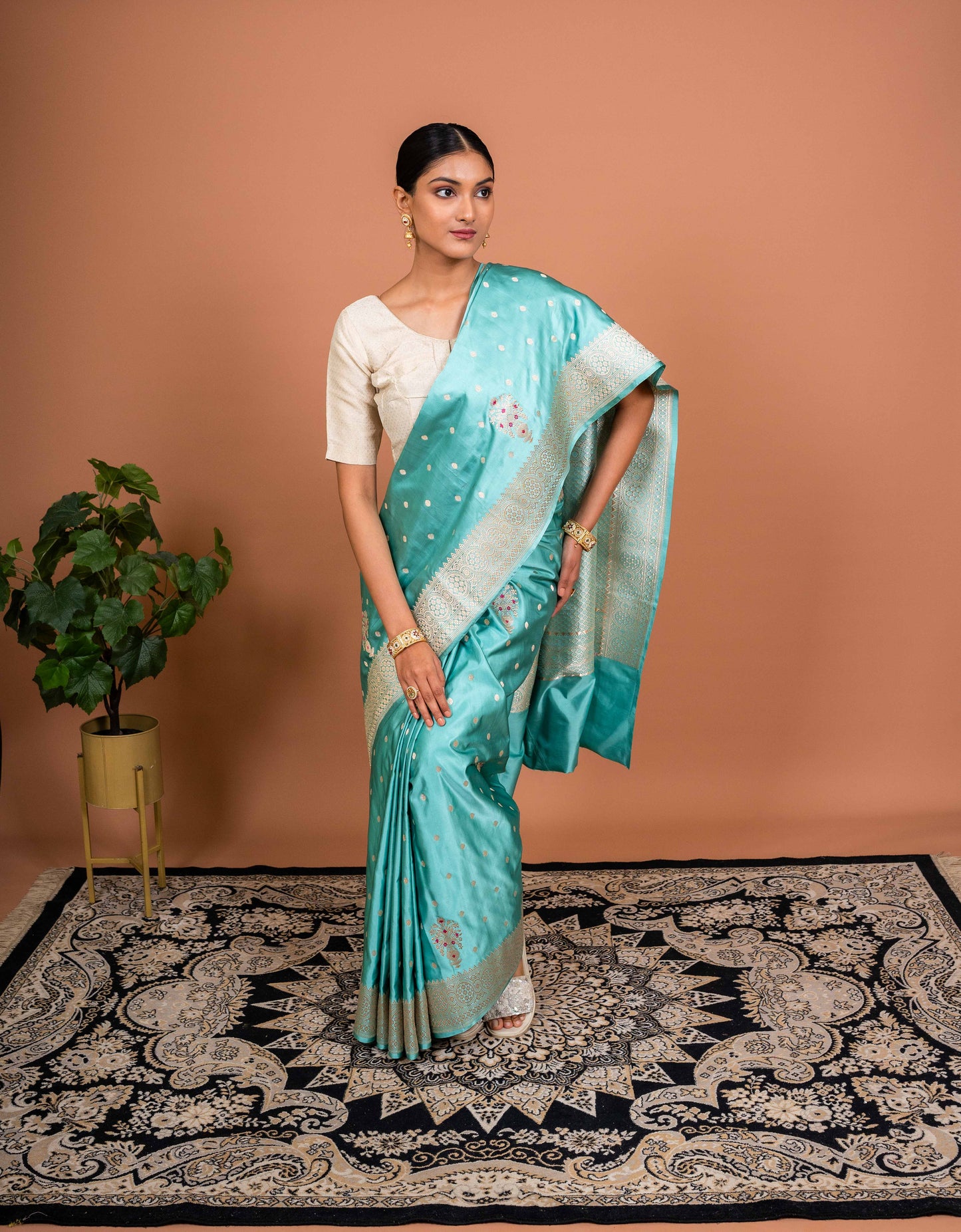 Guldasta Handwoven Banaras Saree