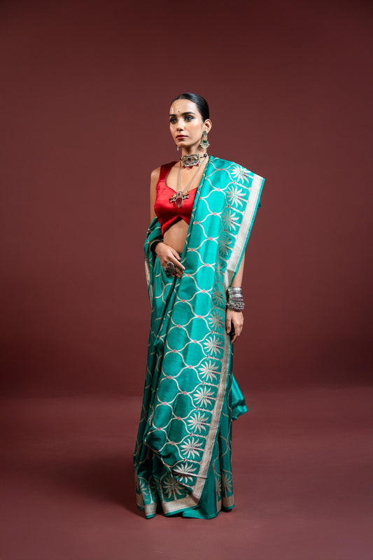 Tipti: A quiet glow of elegance.