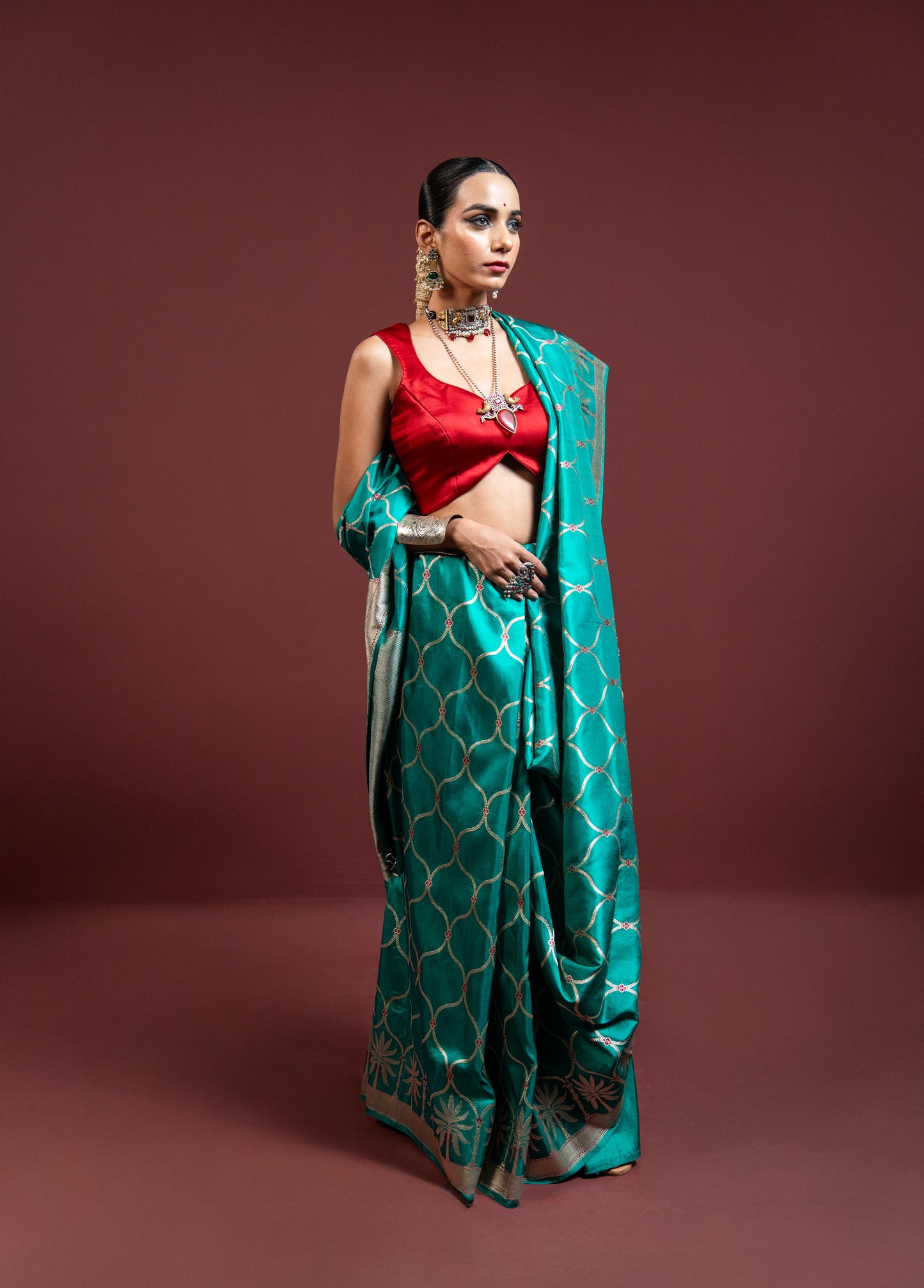 Tipti: A quiet glow of elegance.