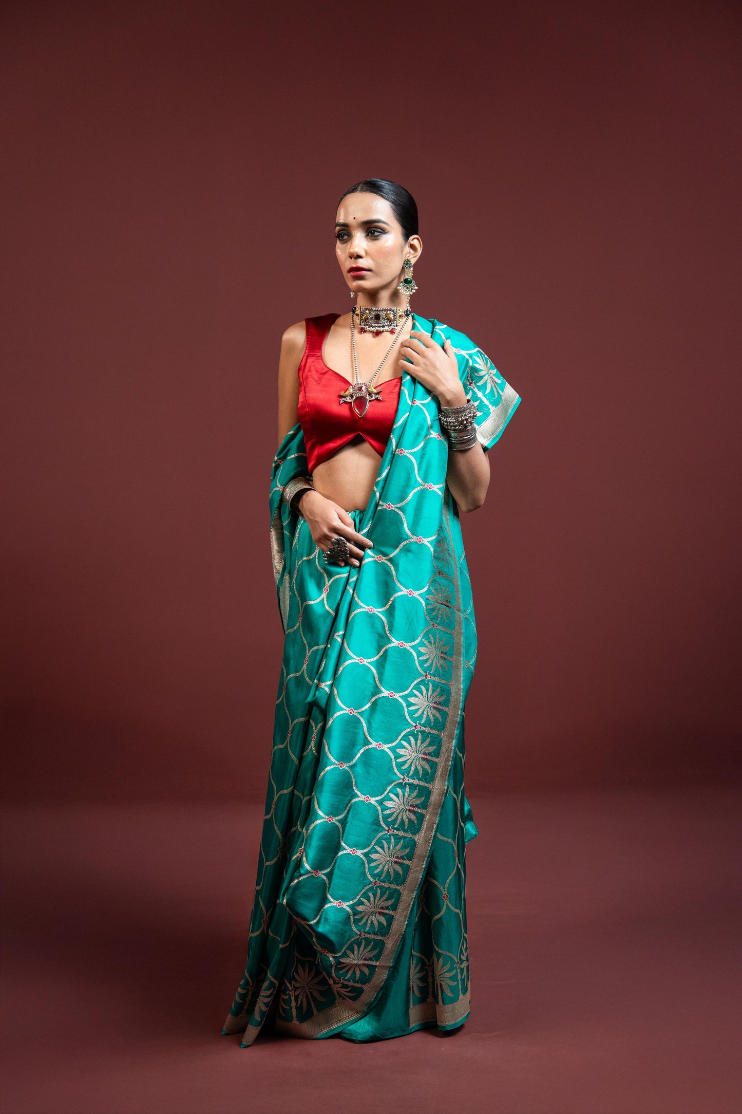 Tipti: A quiet glow of elegance.