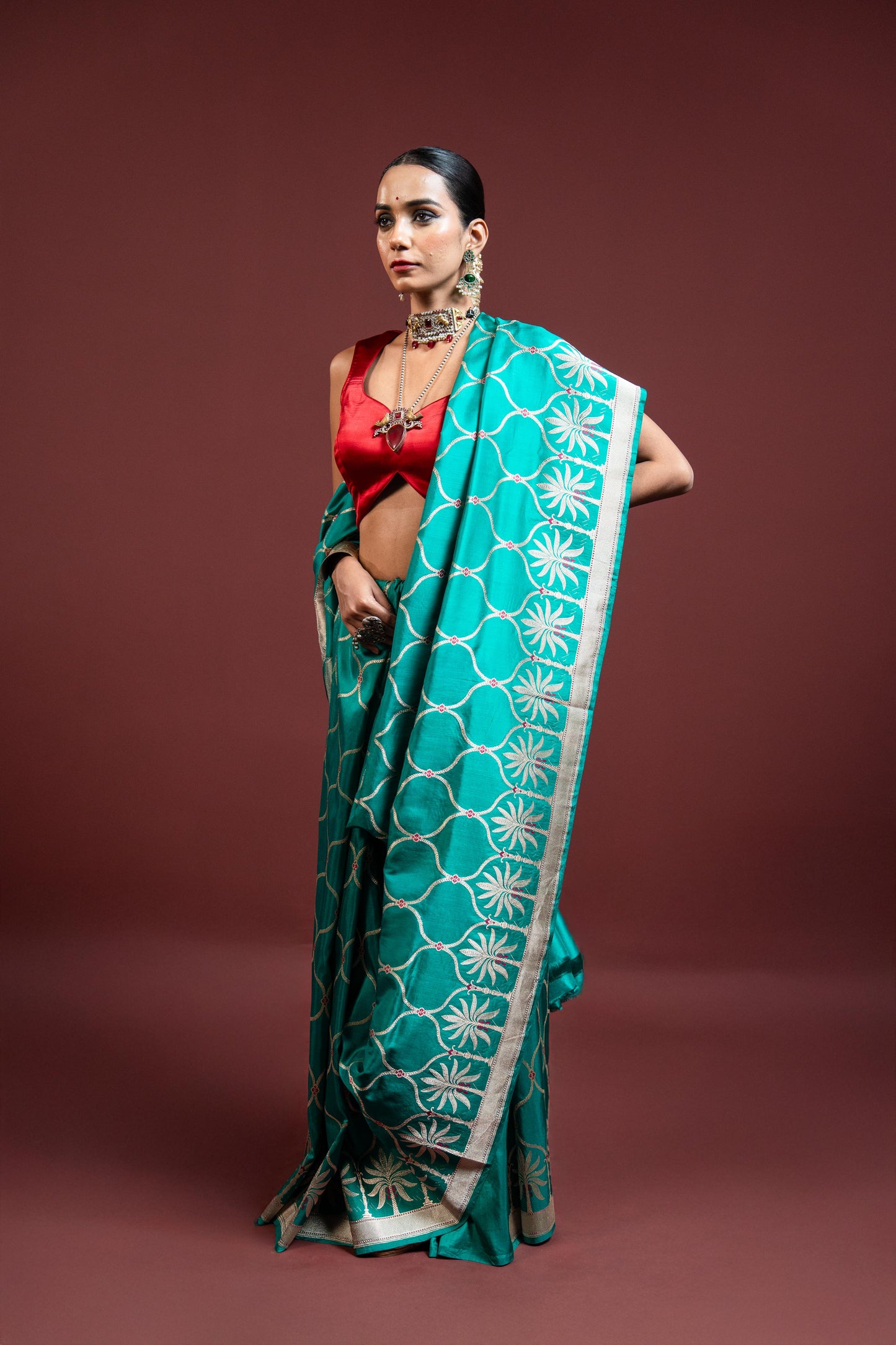 Tipti: A quiet glow of elegance.