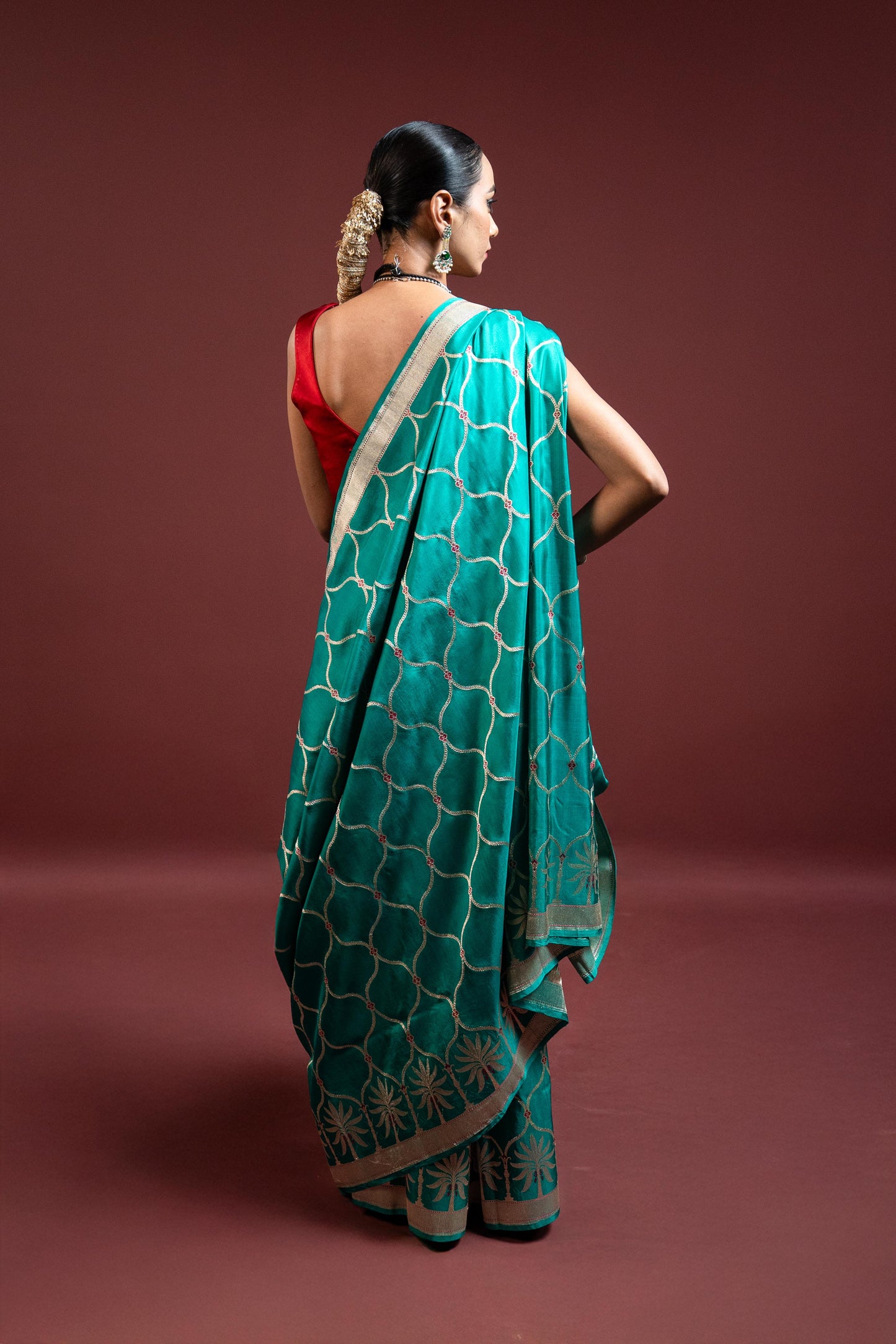 Tipti: A quiet glow of elegance.