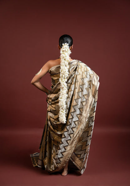 Aveera: A strength that glows quietly. Banarasi Saare