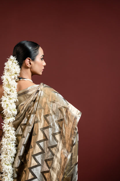 Aveera: A strength that glows quietly. Banarasi Saare