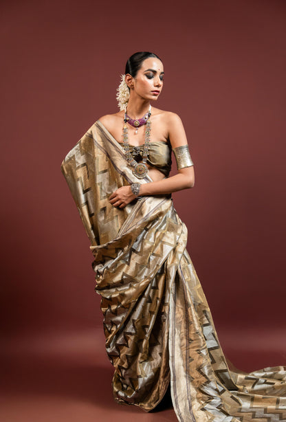 Aveera: A strength that glows quietly. Banarasi Saare